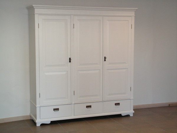 Suur täispuidust riidekapp 3 uksega