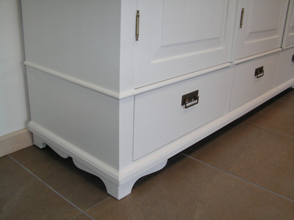 Suur täispuidust riidekapp